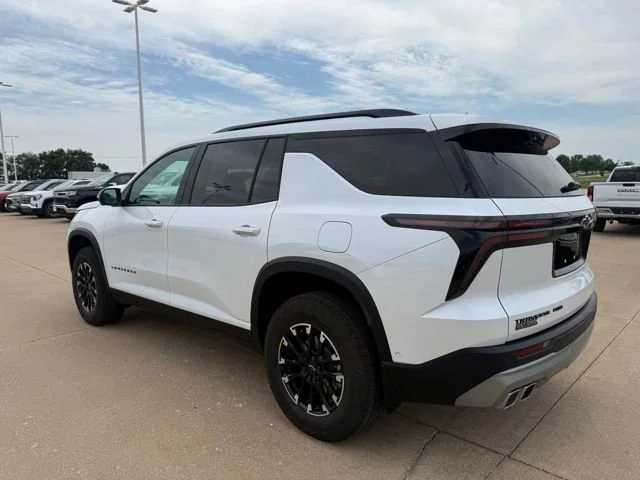 Used 2025 Iridescent Pearl Tricoat Chevrolet Z71 image 5