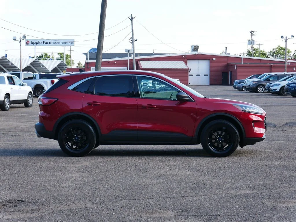 Used 2022 Red Ford SE image 2