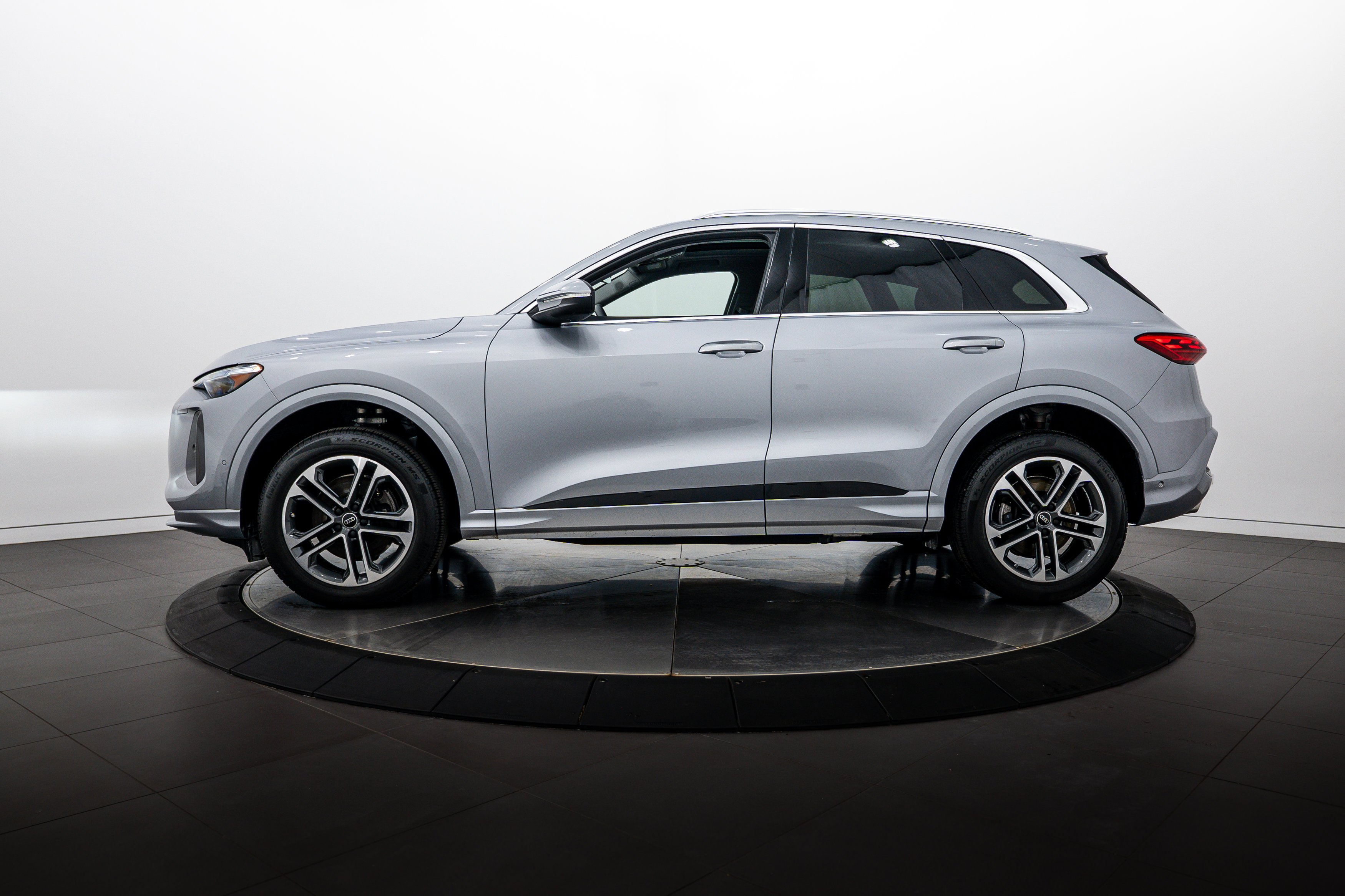 Used 2025 Florett Silver Metallic Audi Premium Plus image 7