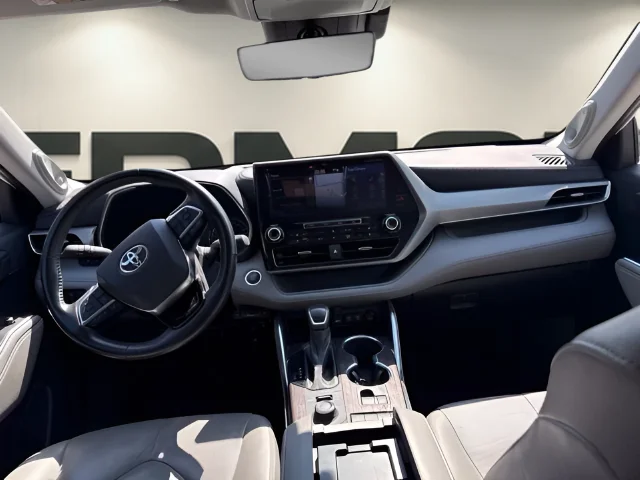 Used 2021 White Toyota Platinum image 13