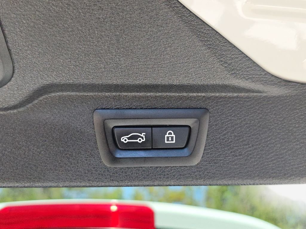 Used 2017 White BMW xDrive35d image 17
