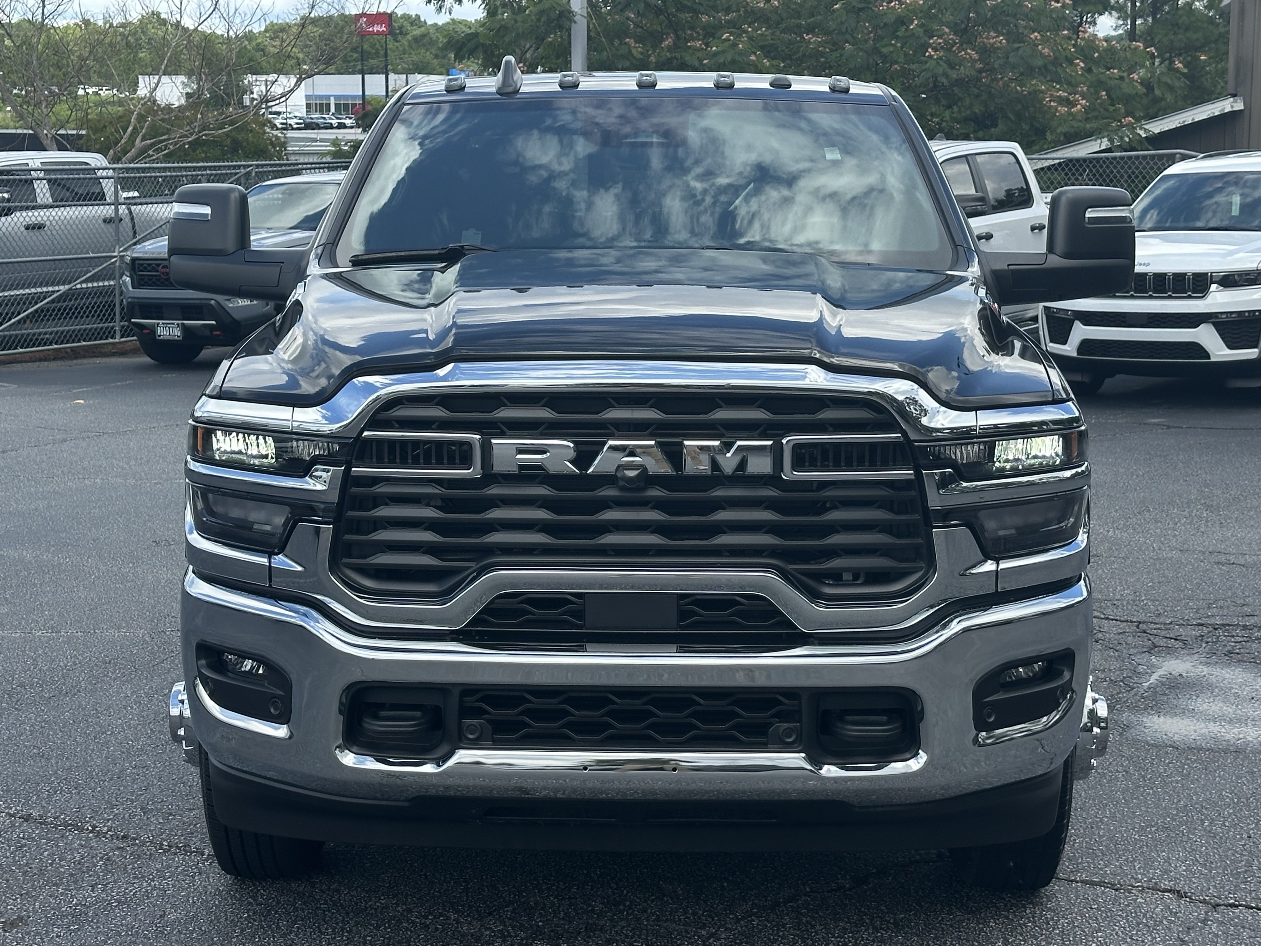 New 2026 Diamond Black Crystal Pearl-Coat Exterior Paint RAM Tradesman image 3