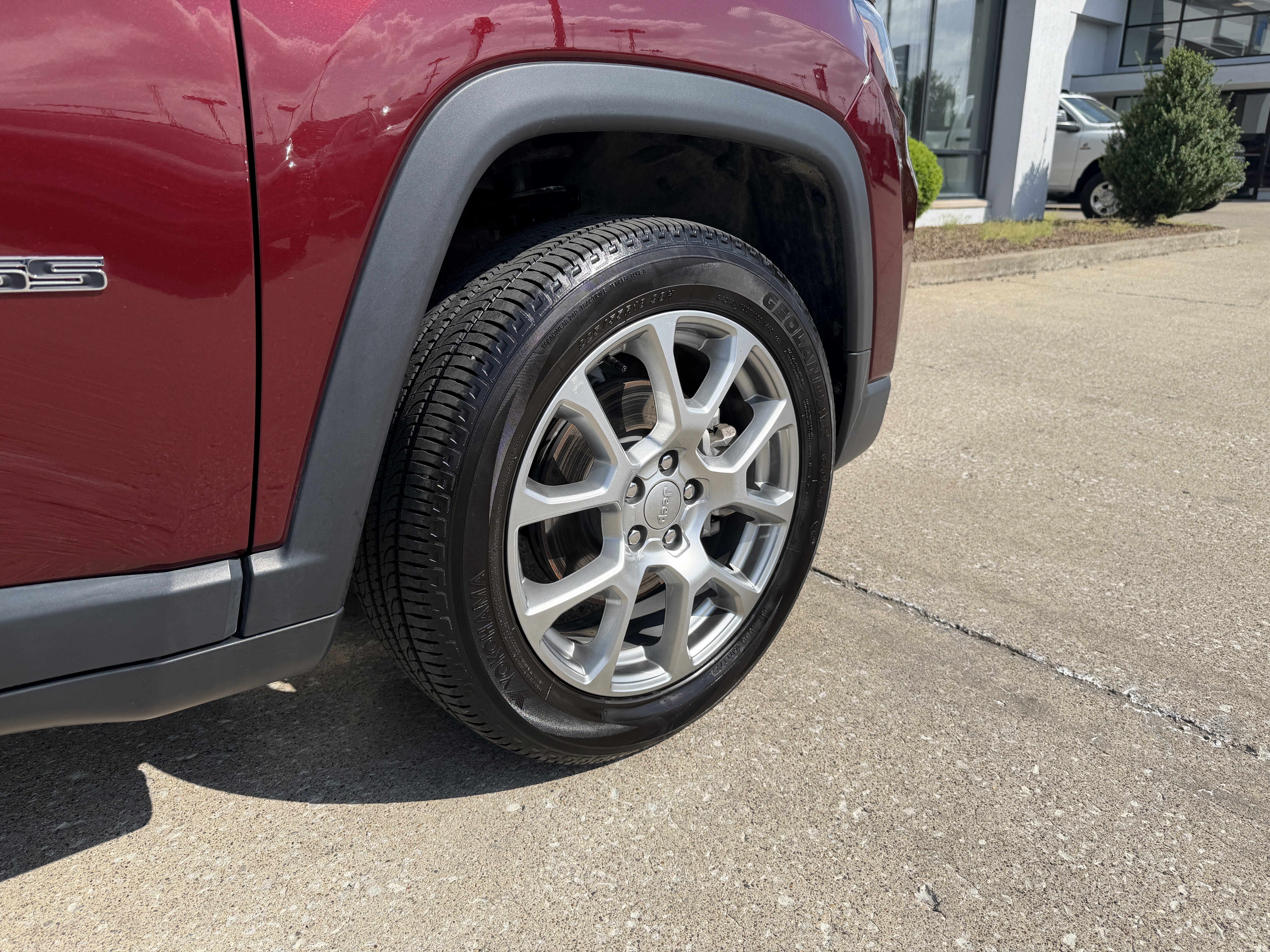 Used 2022 Velvet Red Pearlcoat Jeep Latitude Lux image 18
