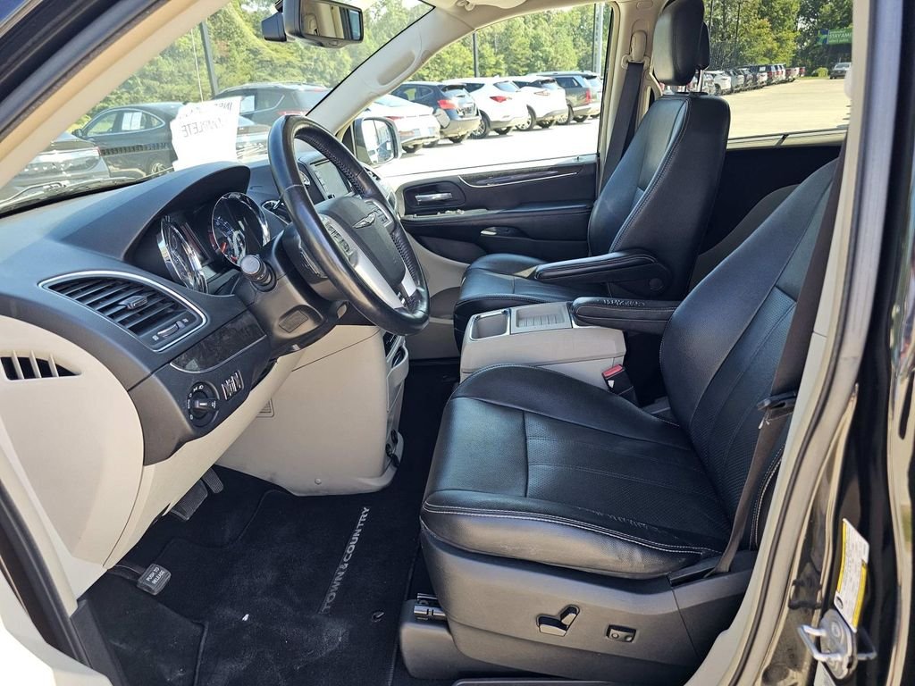 Used 2015 Black Chrysler Touring-L image 21