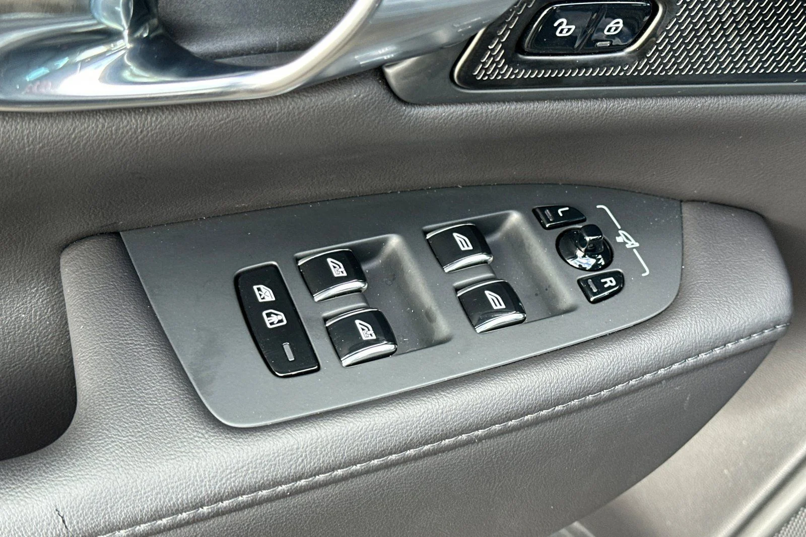 2025 Volvo S90 Plus - Photo 11