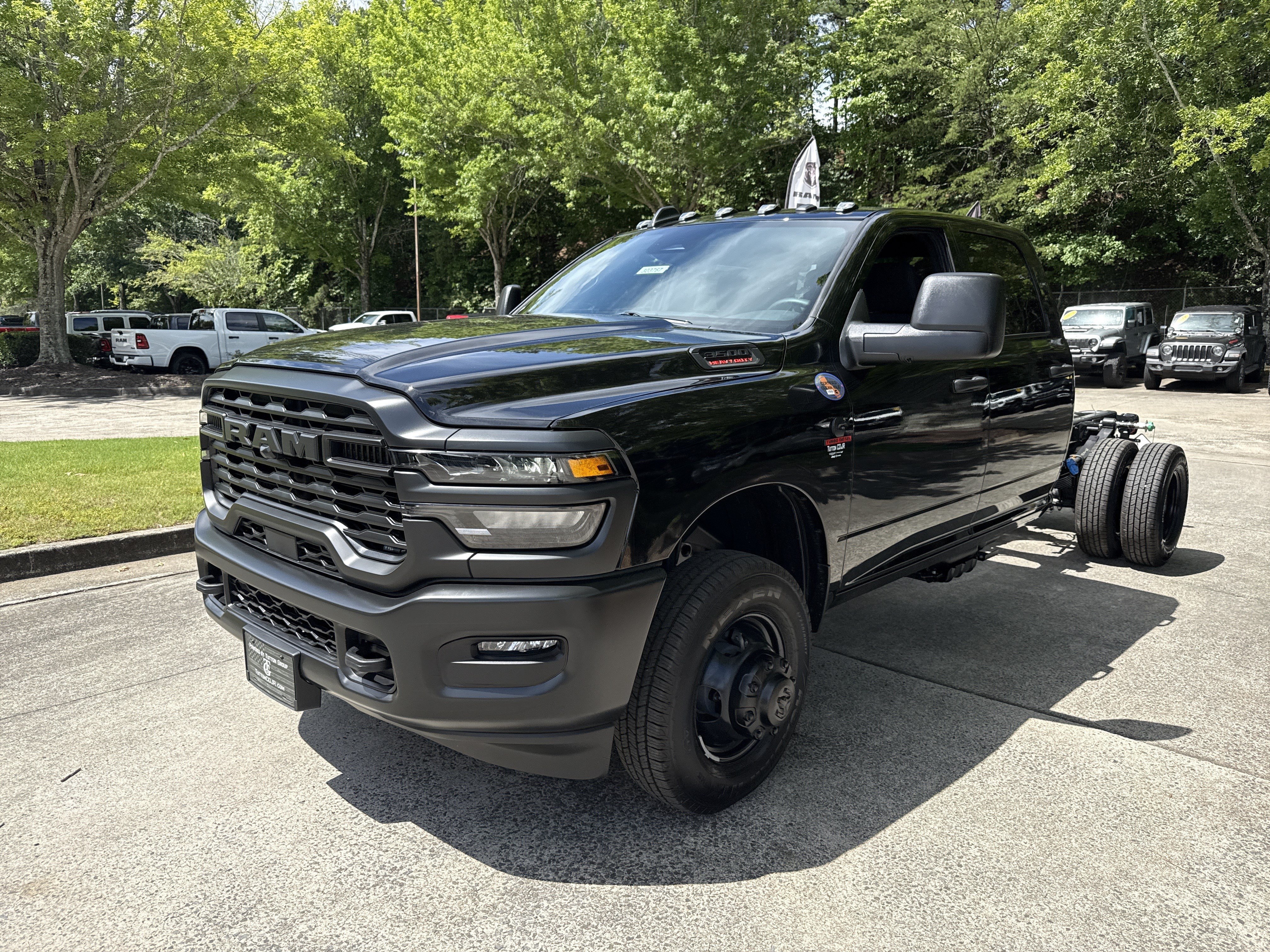 New 2026 Diamond Black Crystal Pearl-Coat Exterior Paint RAM Tradesman image 3