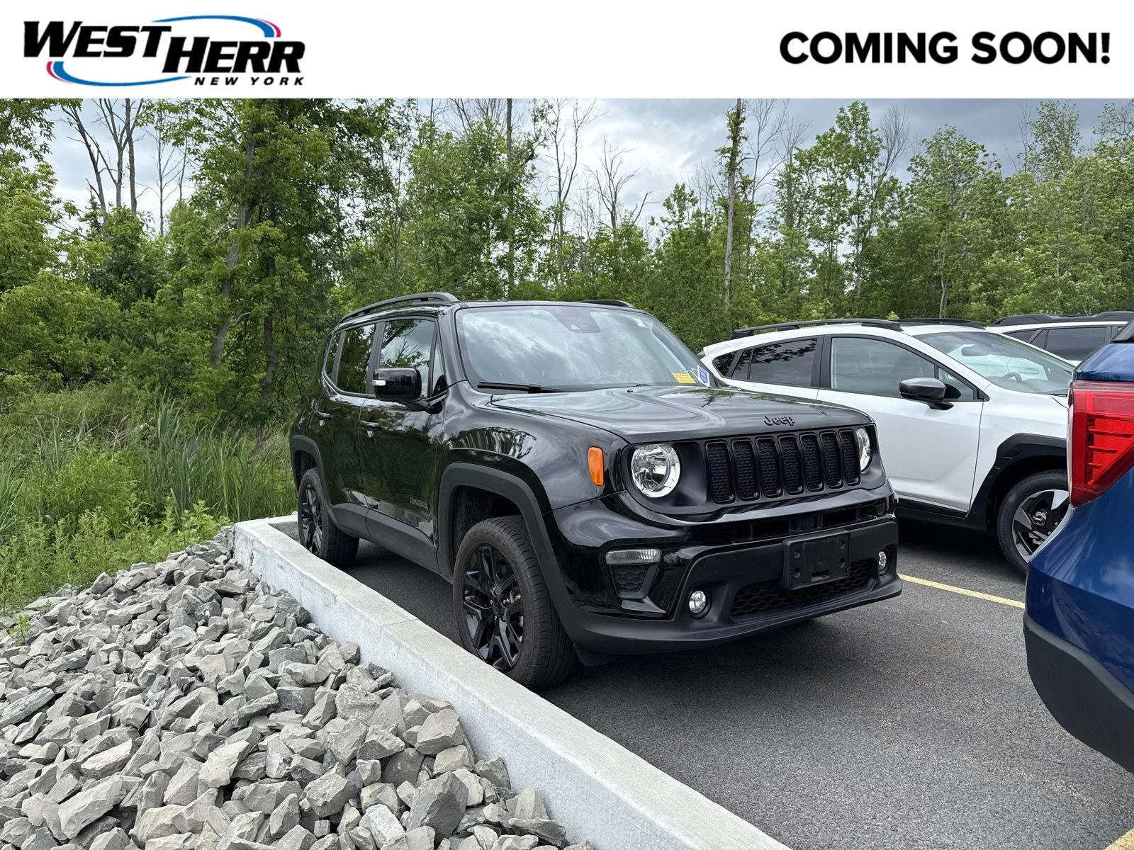 Used 2023  Jeep Altitude image 1