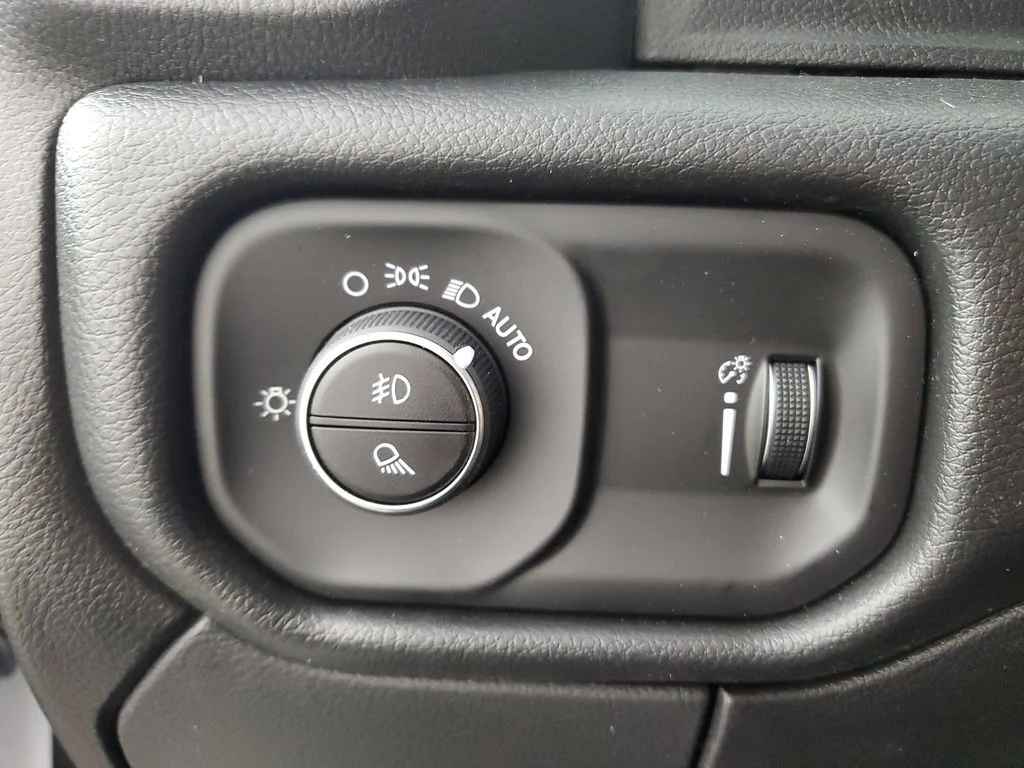 New 2026 Bright White Clear-Coat Exterior Paint RAM Tradesman image 26
