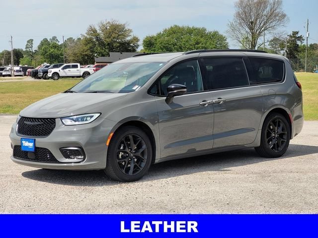 Used 2025 Gray Chrysler Limited image 3
