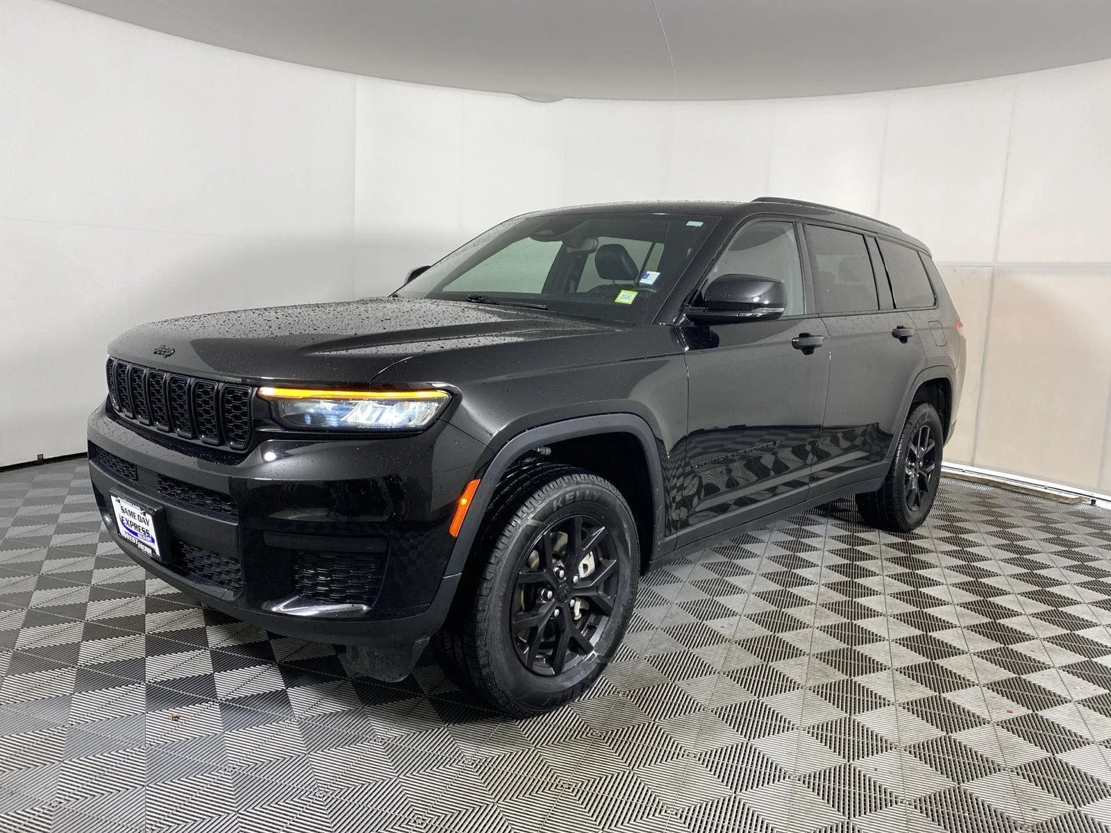 Used 2024 Diamond Black Crystal Pearlcoat Jeep Altitude image 11