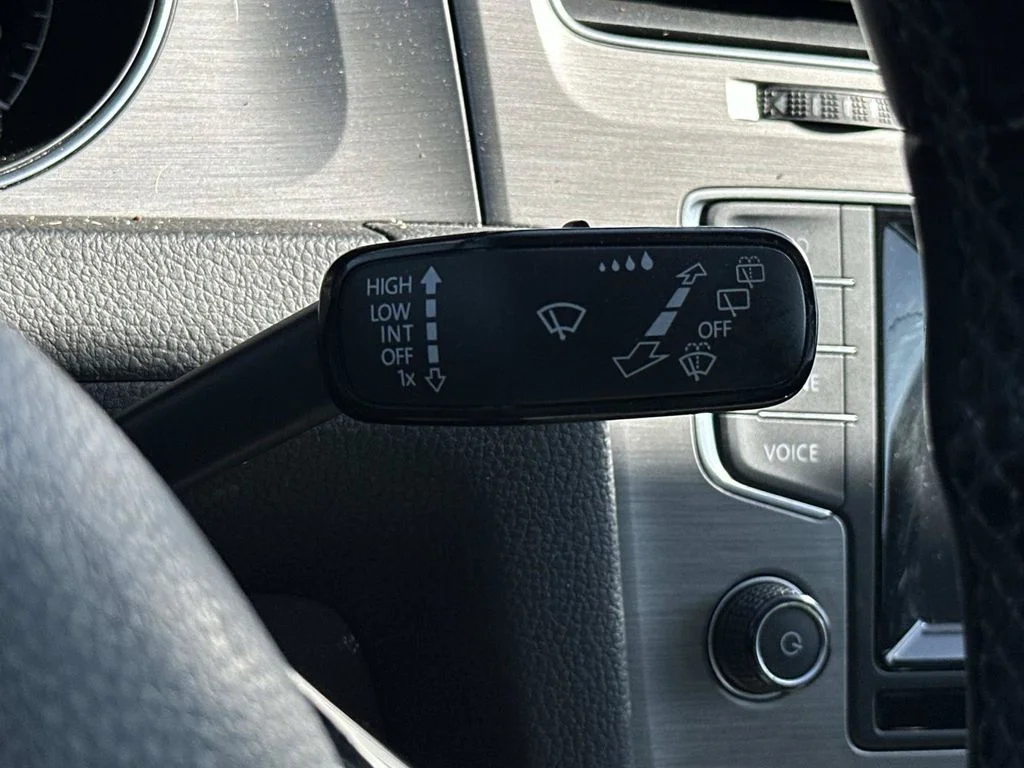 Used 2015  Volkswagen TSI SE 4-Door image 34