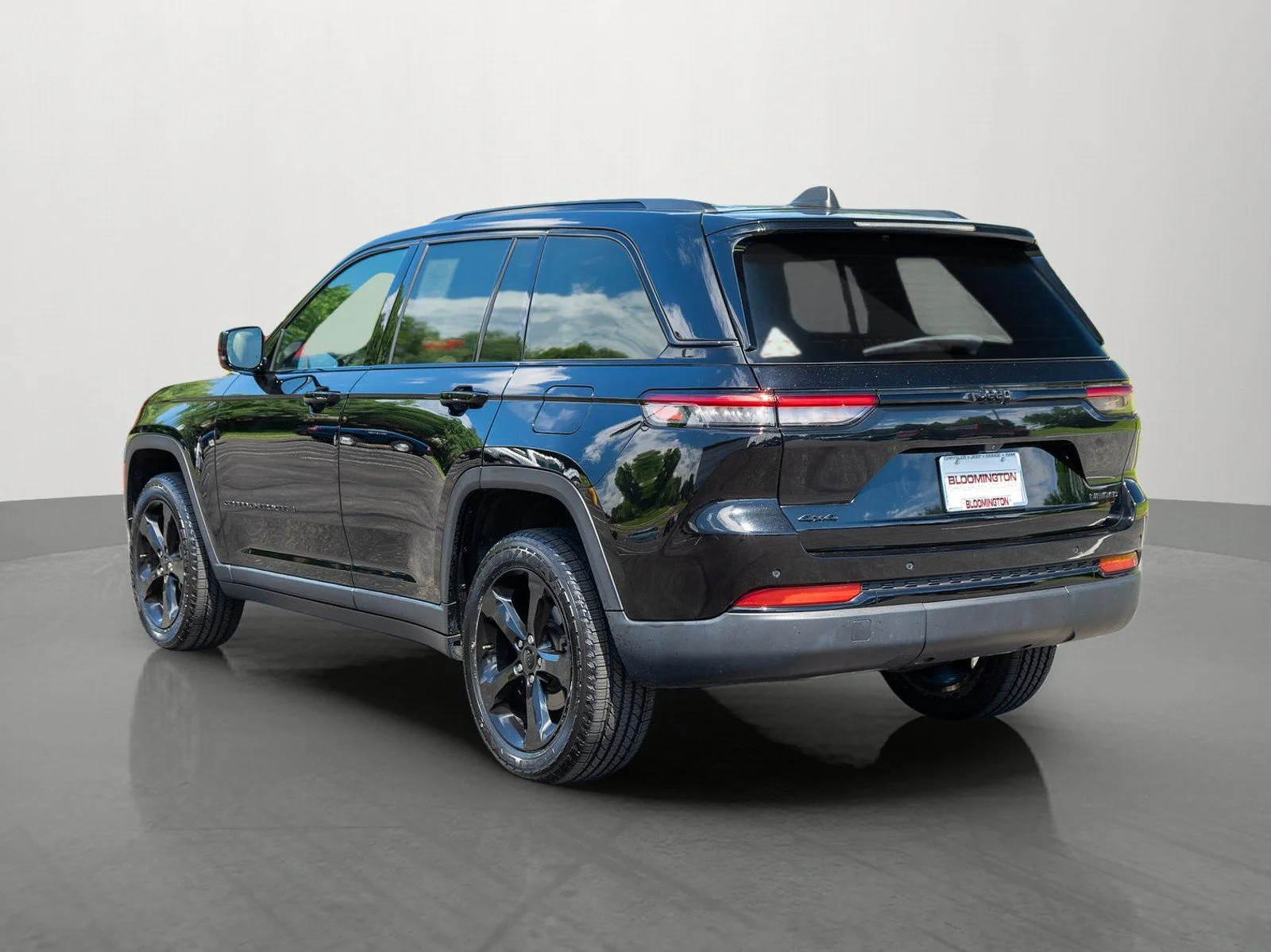 Used 2023 Diamond Black Crystal Pearlcoat Jeep Limited image 5