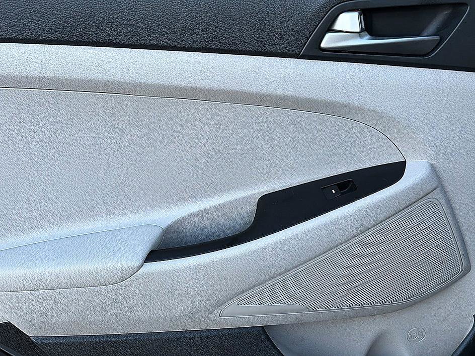 Used 2018 Coliseum Gray Hyundai SE image 9