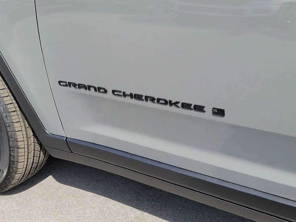 New 2027 Gray Jeep Laredo Altitude image 6