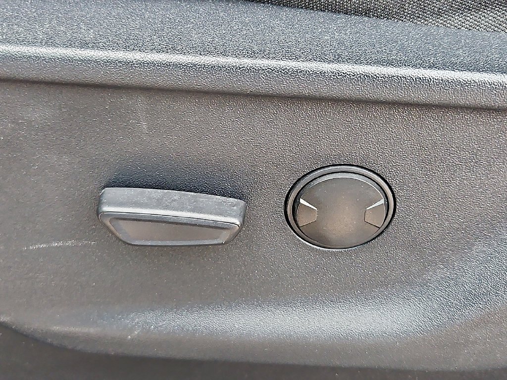 Used 2025 Oxford White Ford XLT image 19