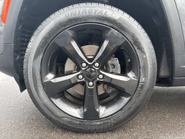 Used 2024 Gray Jeep Altitude image 40