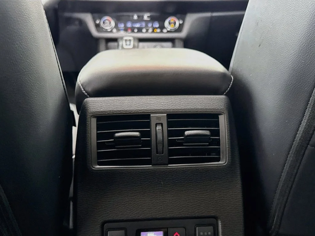 Used 2025 Labrador Black Pearl Mitsubishi SEL image 32