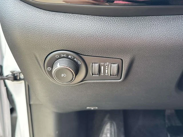 New 2026 White Jeep Latitude image 22