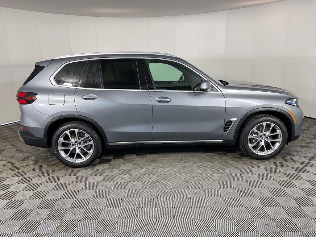 New 2026 Skyscraper Grey Metallic BMW xDrive40i image 2