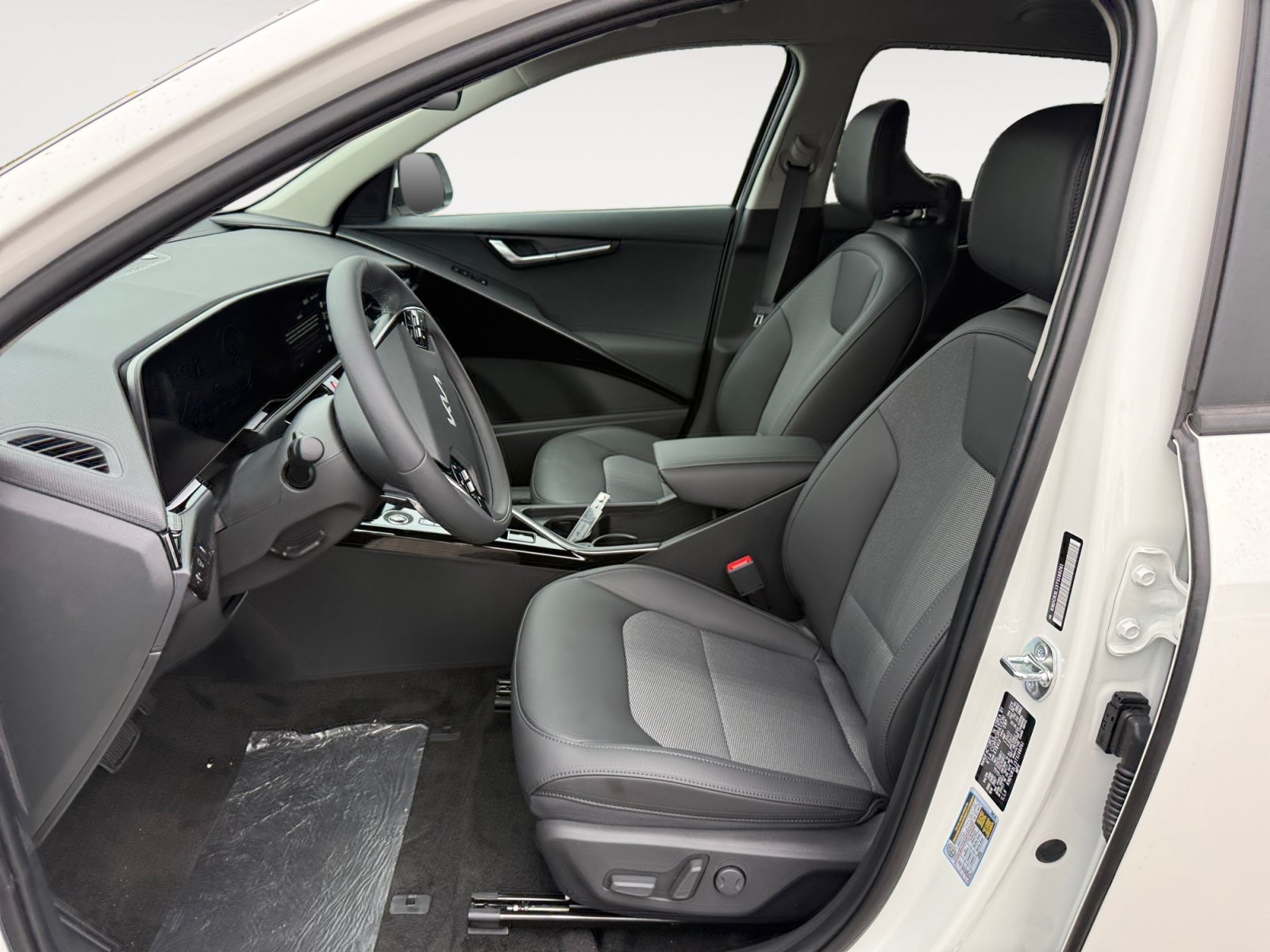 New 2026 Snow White Pearl Kia WIND image 10