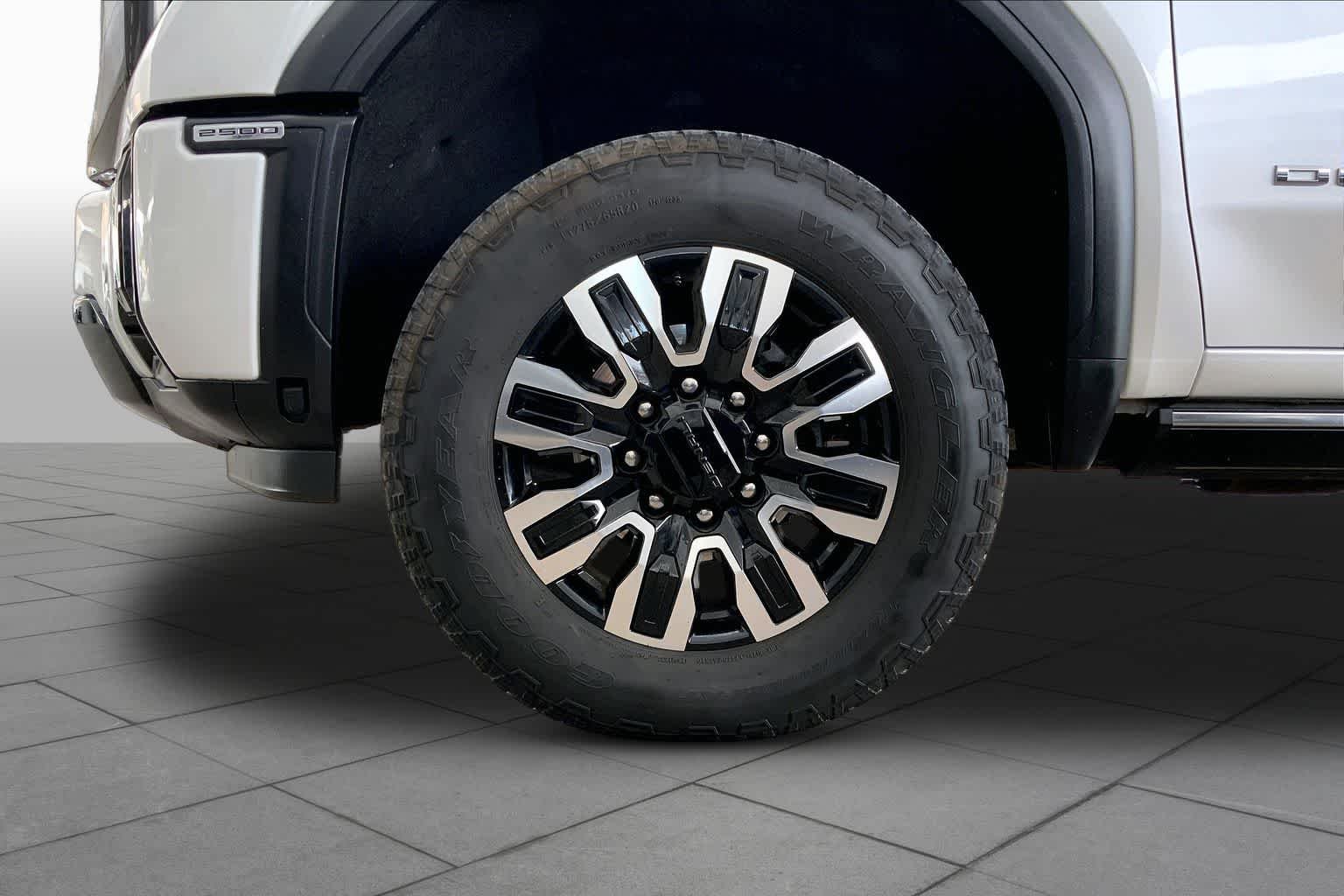 Used 2025 White Frost Tricoat GMC Denali Ultimate image 11
