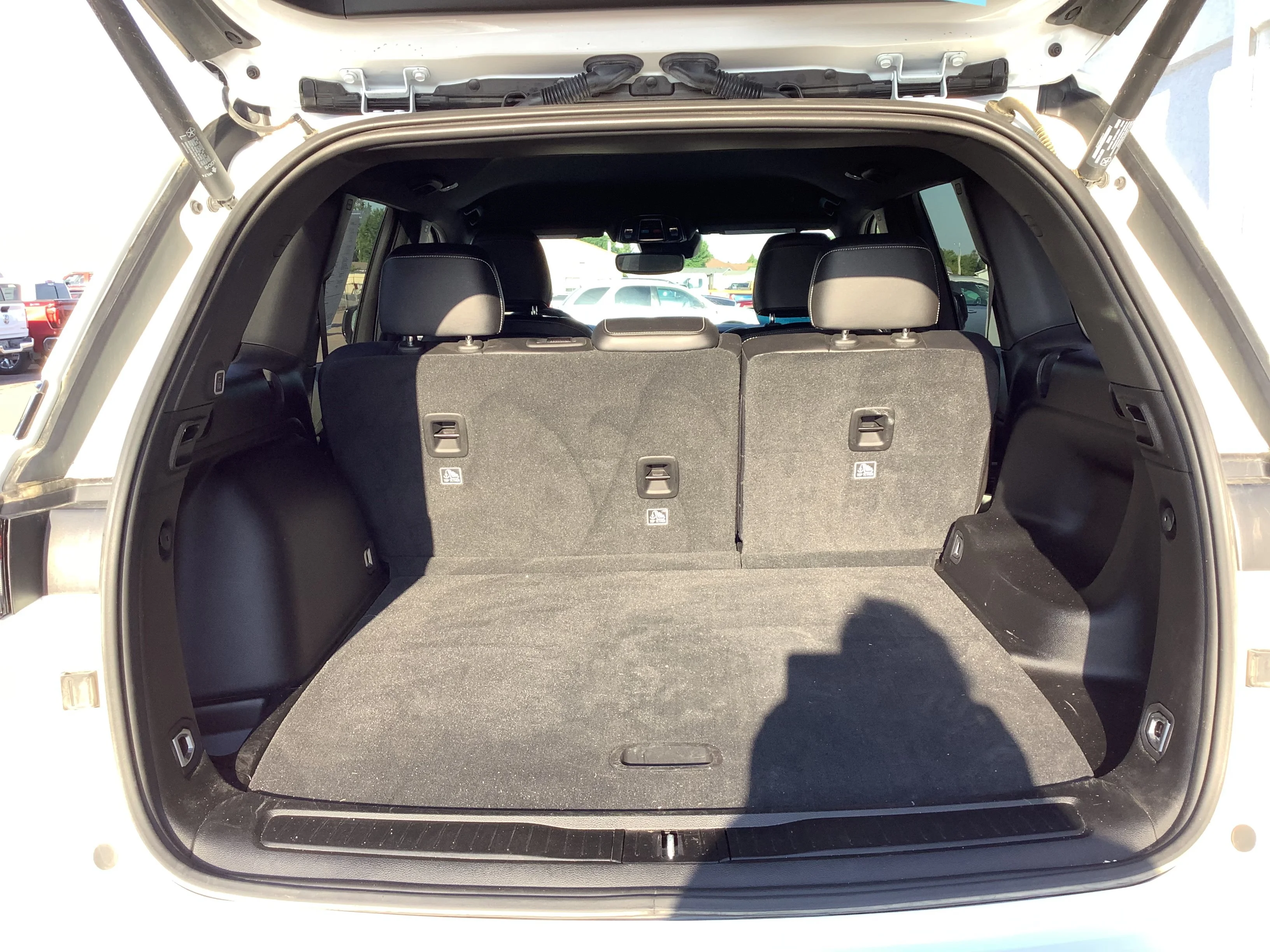 Used 2022 White Jeep Altitude image 8