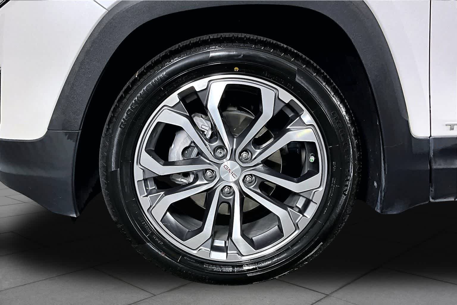 Used 2021 White Frost Tricoat GMC SLT image 11