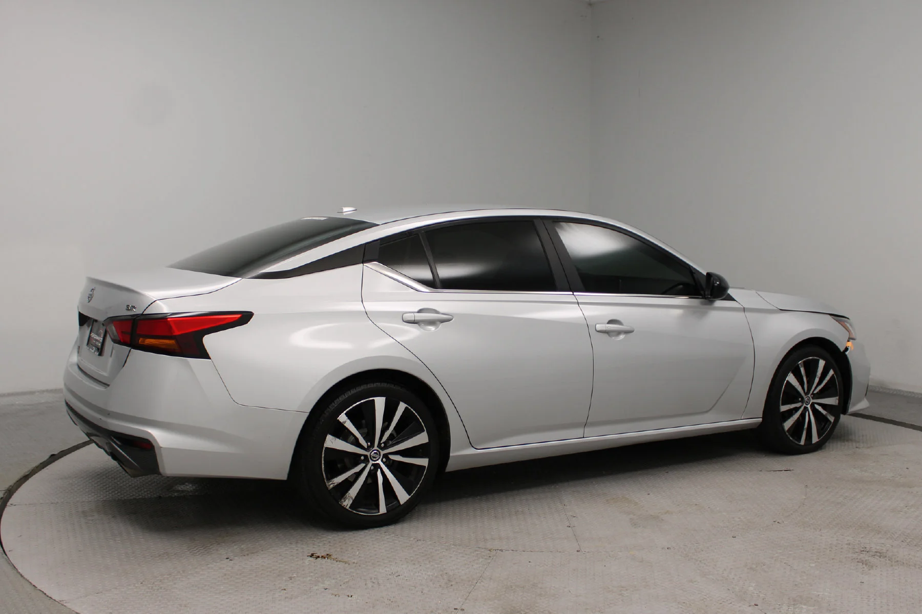 Used 2019 Brilliant Silver Metallic Nissan 2.5 SR Sedan image 34