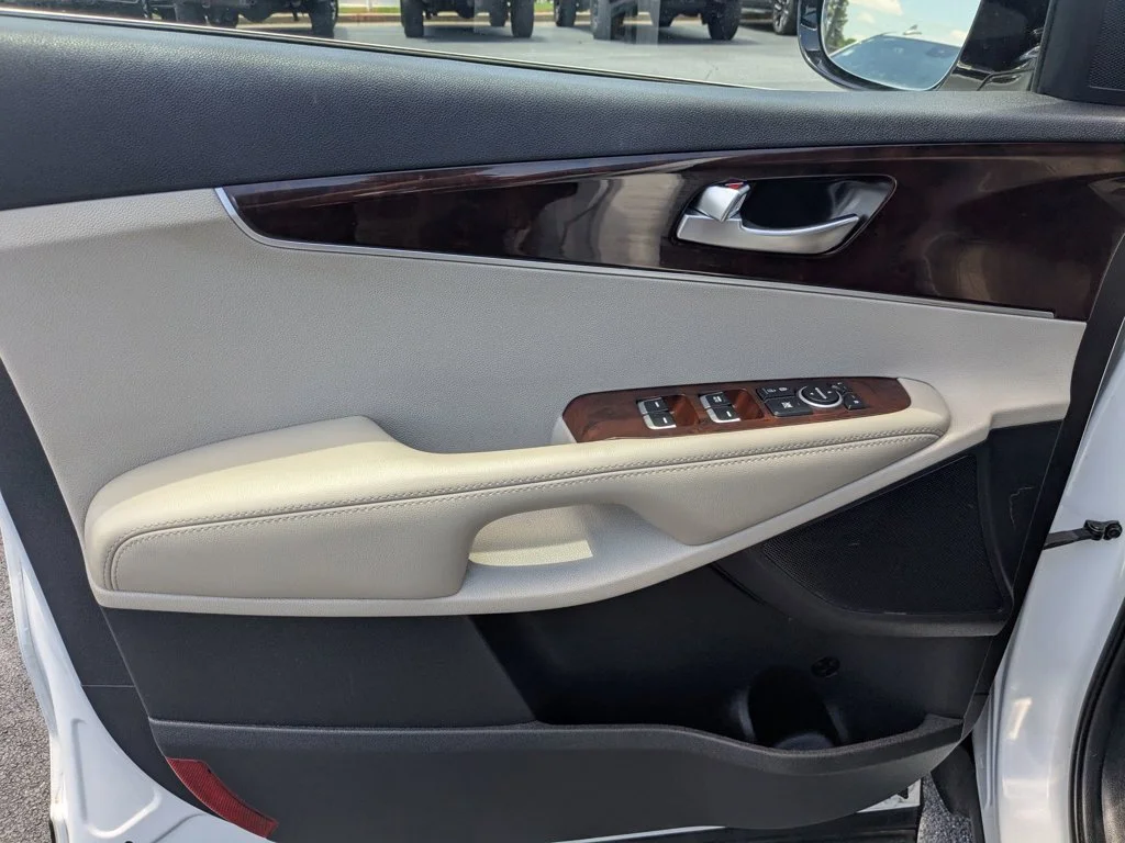 Used 2017 Snow White Pearl Kia EX image 11
