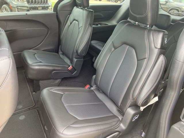 New 2027 Diamond Black Crystal Pearl-Coat Exterior Paint Chrysler Select image 20