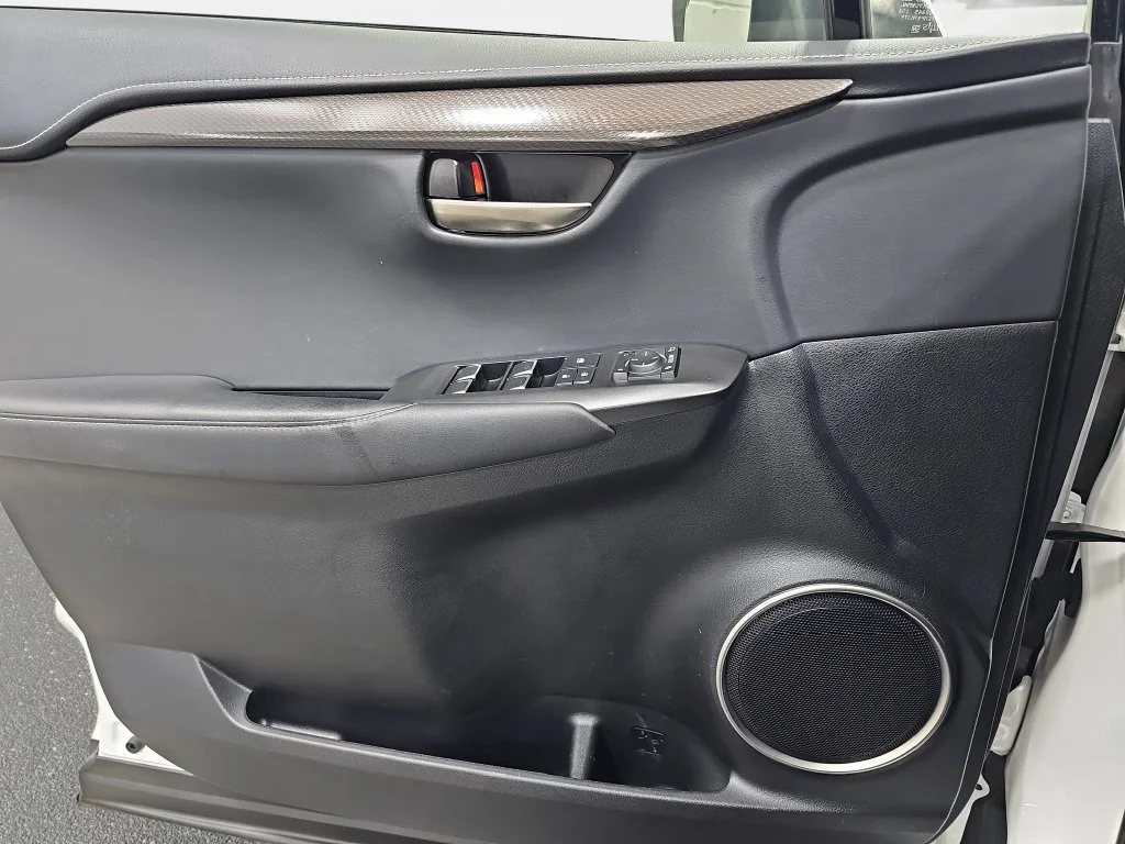 Used 2019 White Lexus 300h image 29