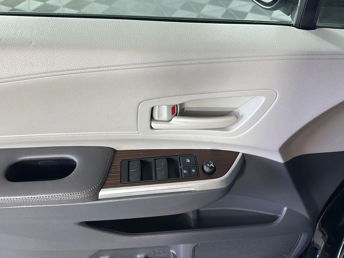 Used 2021 Midnight Black Metallic Toyota LE image 13