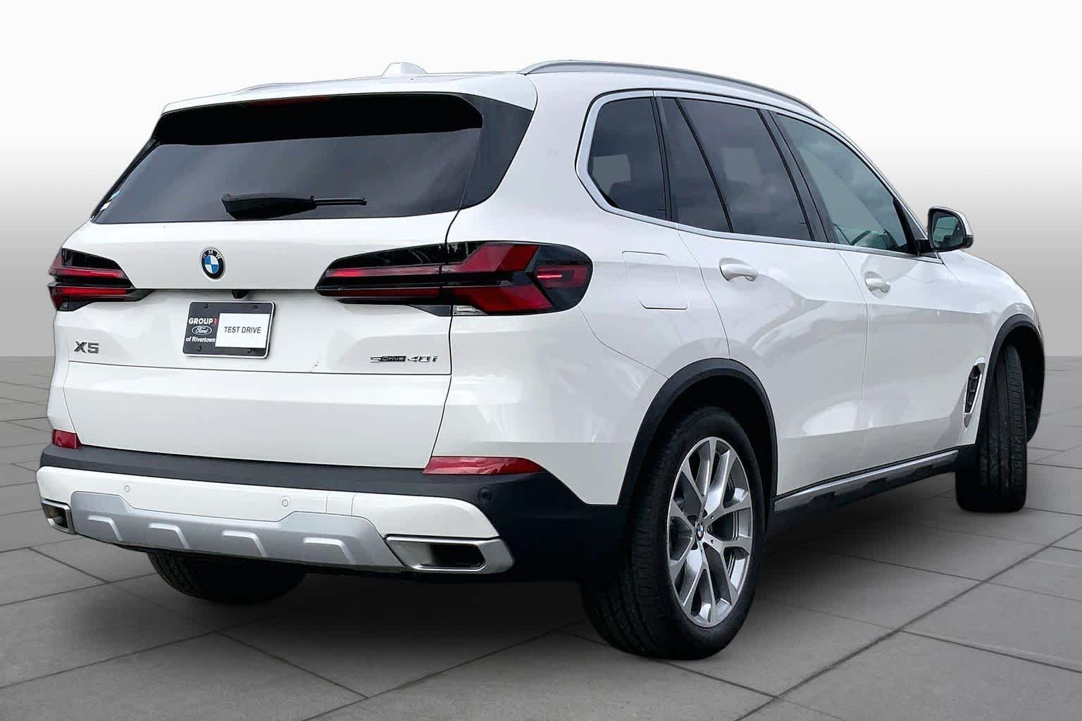 Used 2025 Alpine White BMW sDrive40i image 13