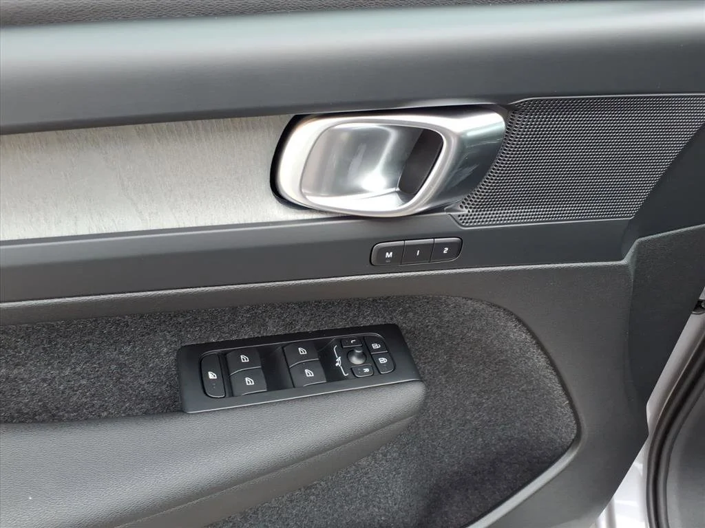 2026 Volvo XC40 Plus - Photo 13