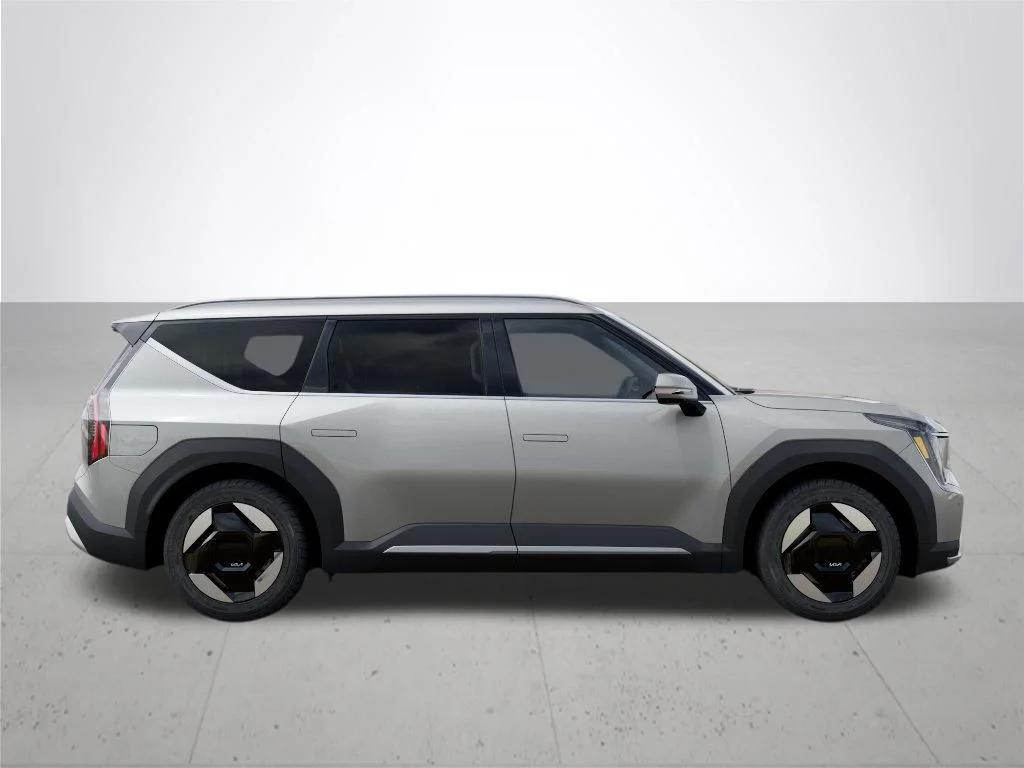 New 2026 Ivory Silver Kia Wind AWD image 7