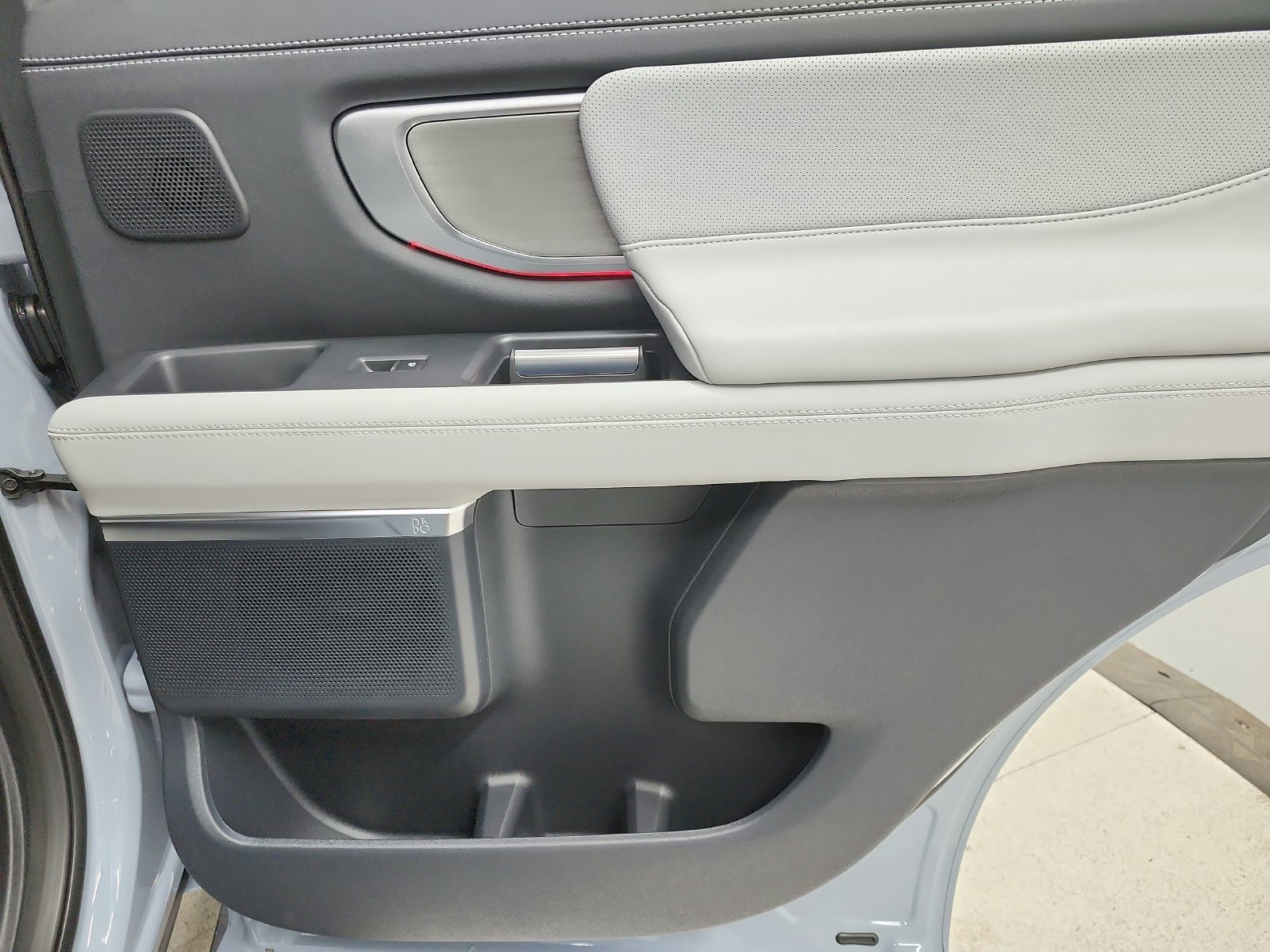 New 2027 Glacier Gray Metallic Tri-Coat Ford Platinum image 52
