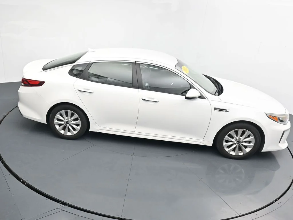 Used 2018 White Kia S image 27
