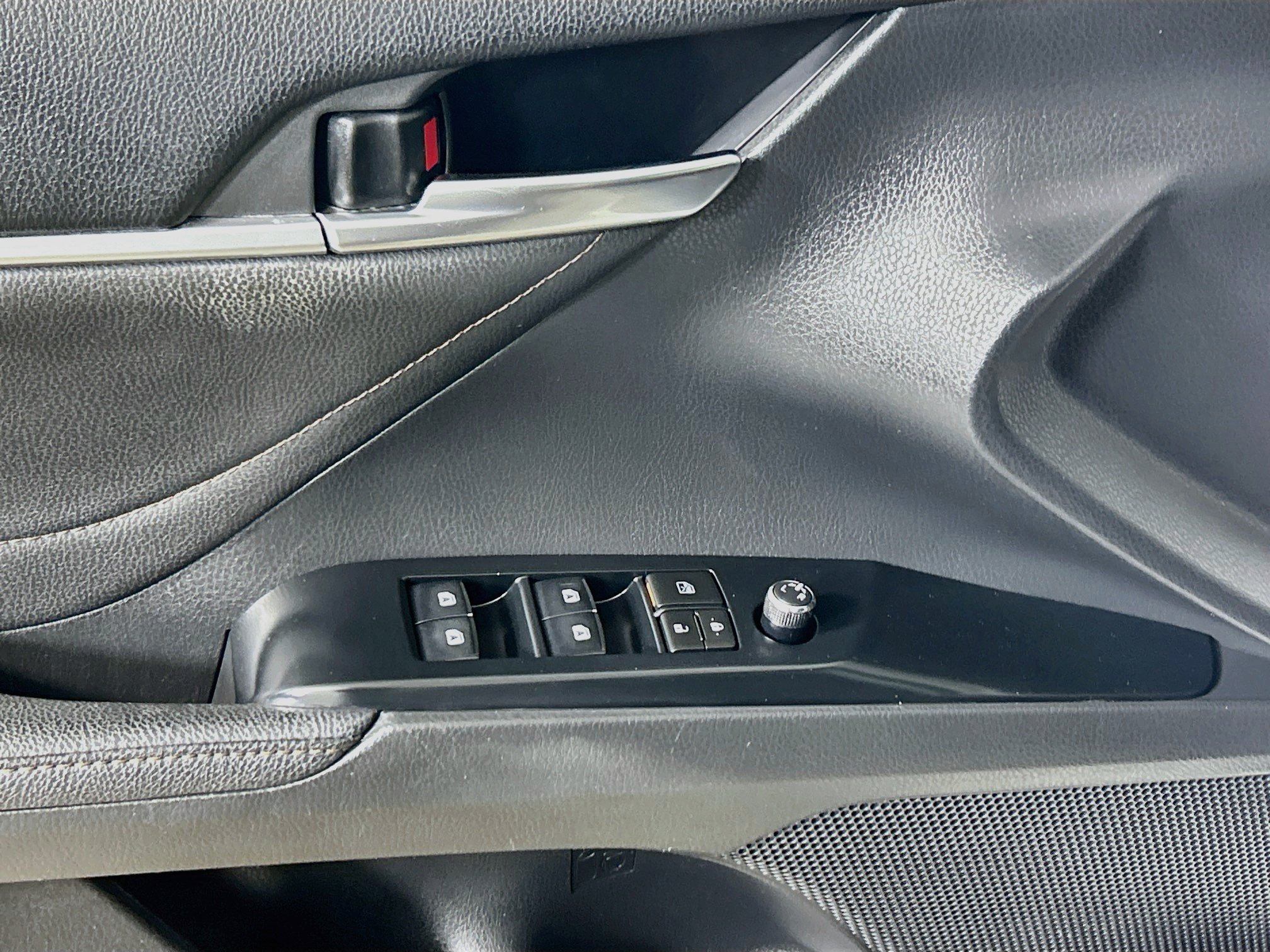 Used 2018 Wind Chill Pearl Toyota XLE image 17