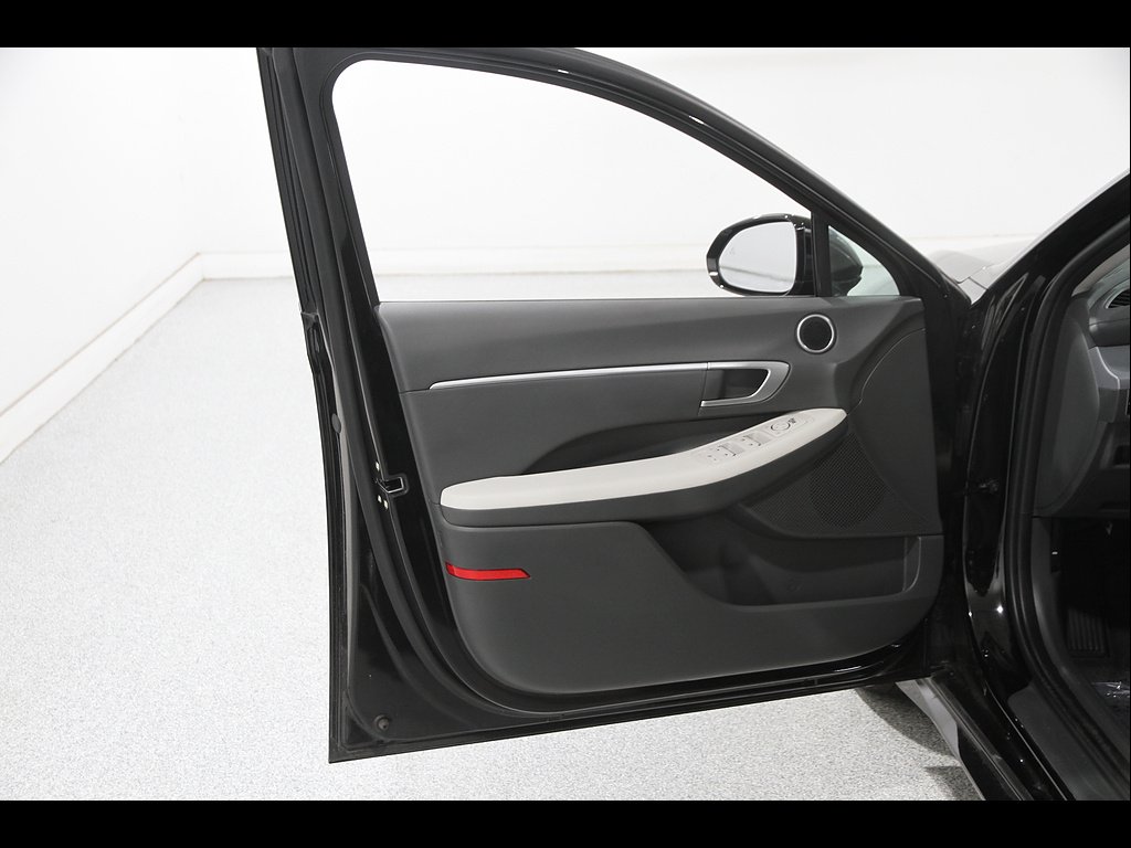 Used 2026 Abyss Black Pearl Hyundai SEL Sport image 4