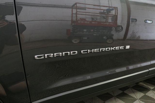Used 2025 Gray Jeep Limited image 7