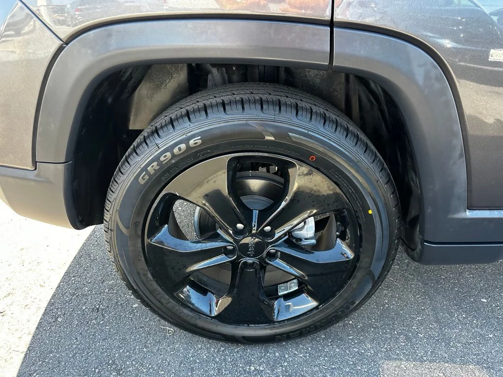 Used 2019 Gray Jeep Latitude image 11