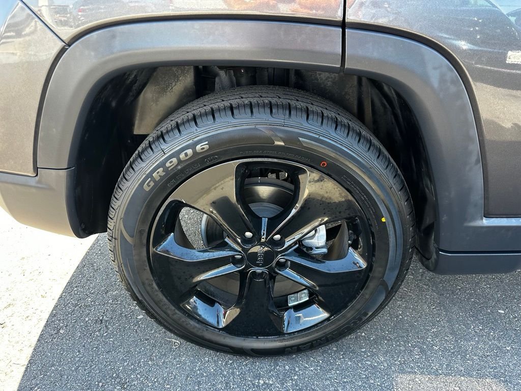 Used 2019 Gray Jeep Latitude image 11
