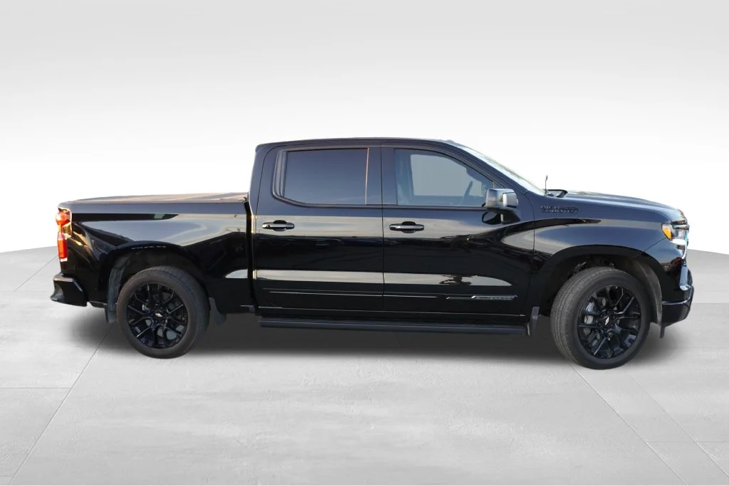 Used 2025 Black Chevrolet High Country image 2
