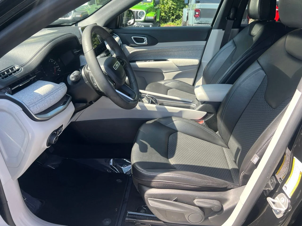 Used 2023 Black Jeep Latitude image 16