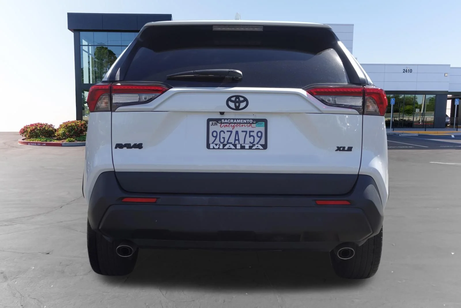 Used 2023 Wind Chill Pearl Toyota XLE Premium image 4