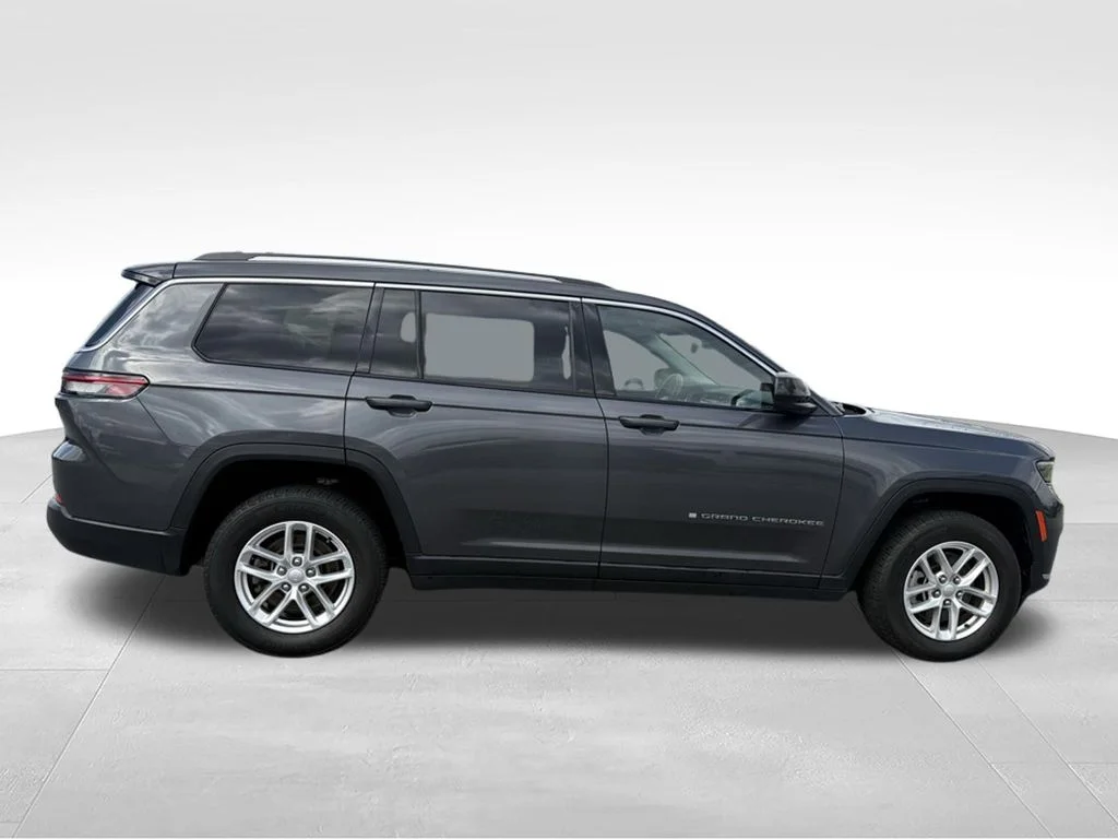 Used 2022 Gray Jeep Laredo image 26