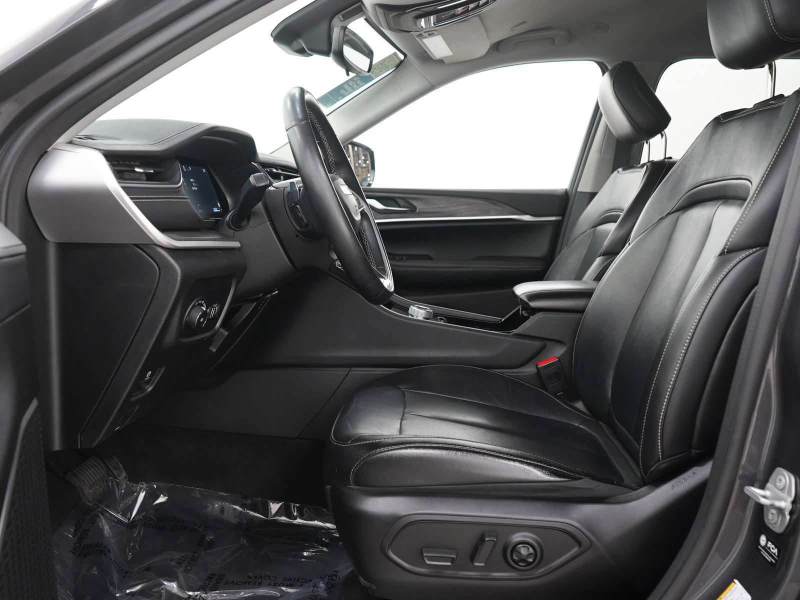 Used 2022  Jeep Limited image 21
