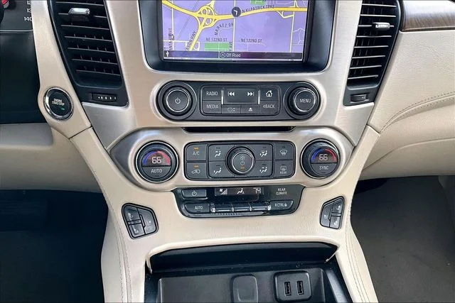 Used 2019 White GMC Denali image 31