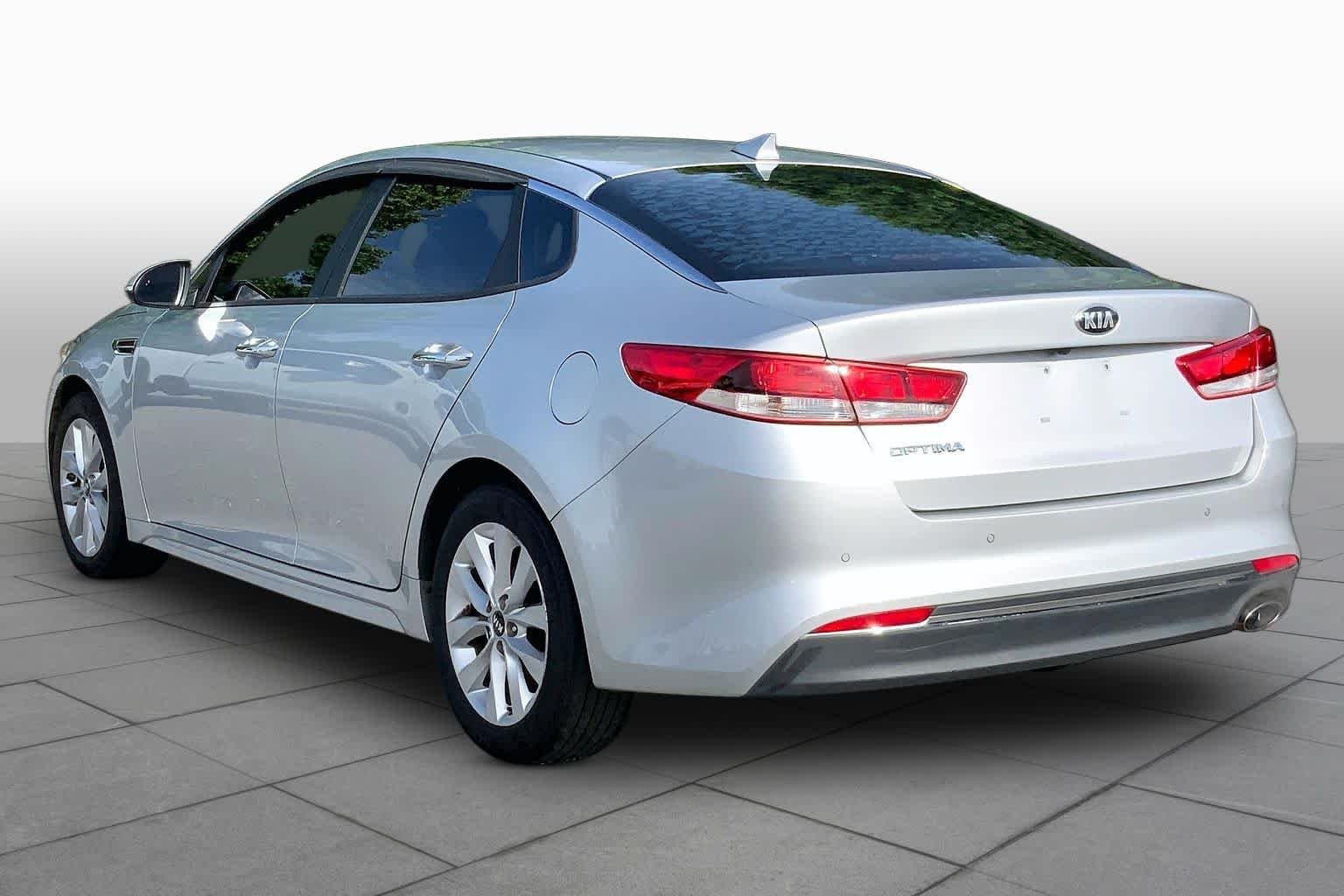 Used 2018 Sparkling Silver Kia LX image 12