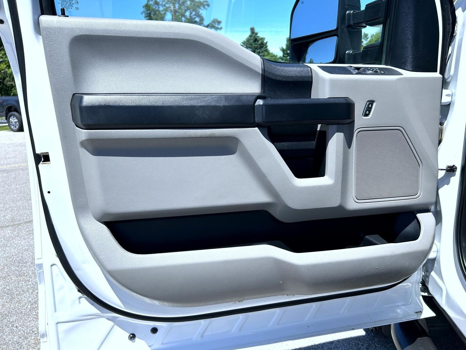 Used 2019 White Ford XL image 9